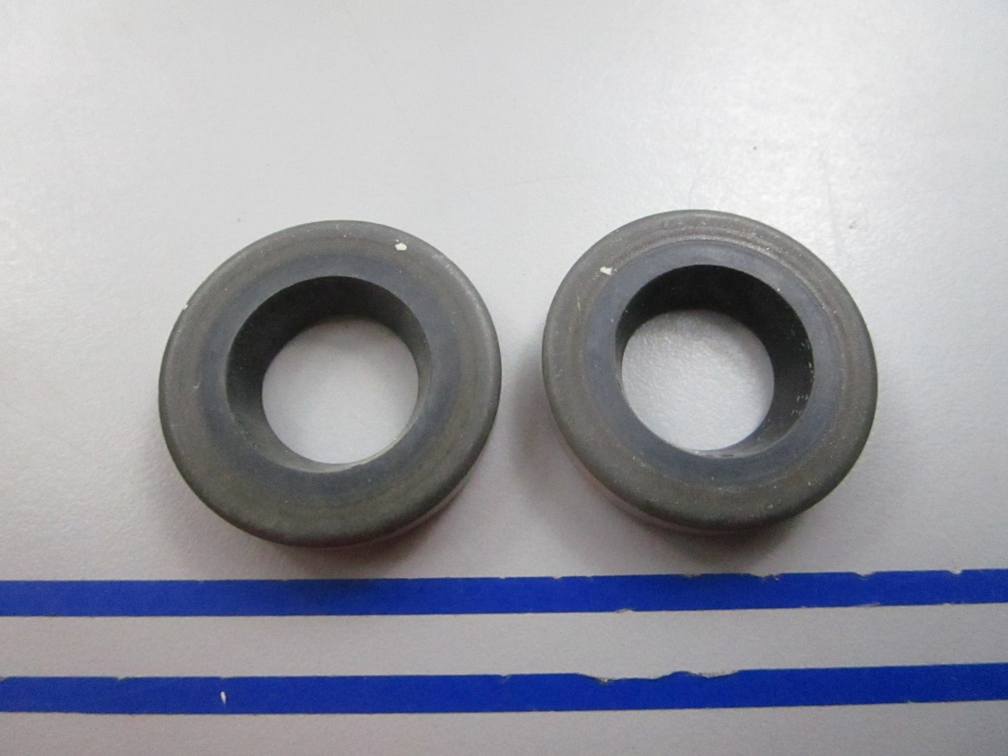 NEW OEM (LOT OF 2) 330327 0330327 OMC Johnson Evinrude Oil Seal 0810