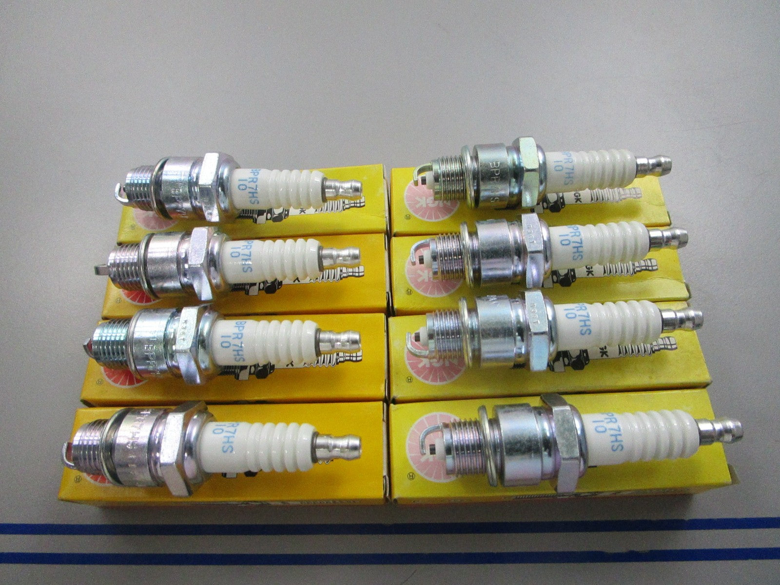 NEW (LOT OF 8) BPR7HS-10 NGK Spark Plug 0810