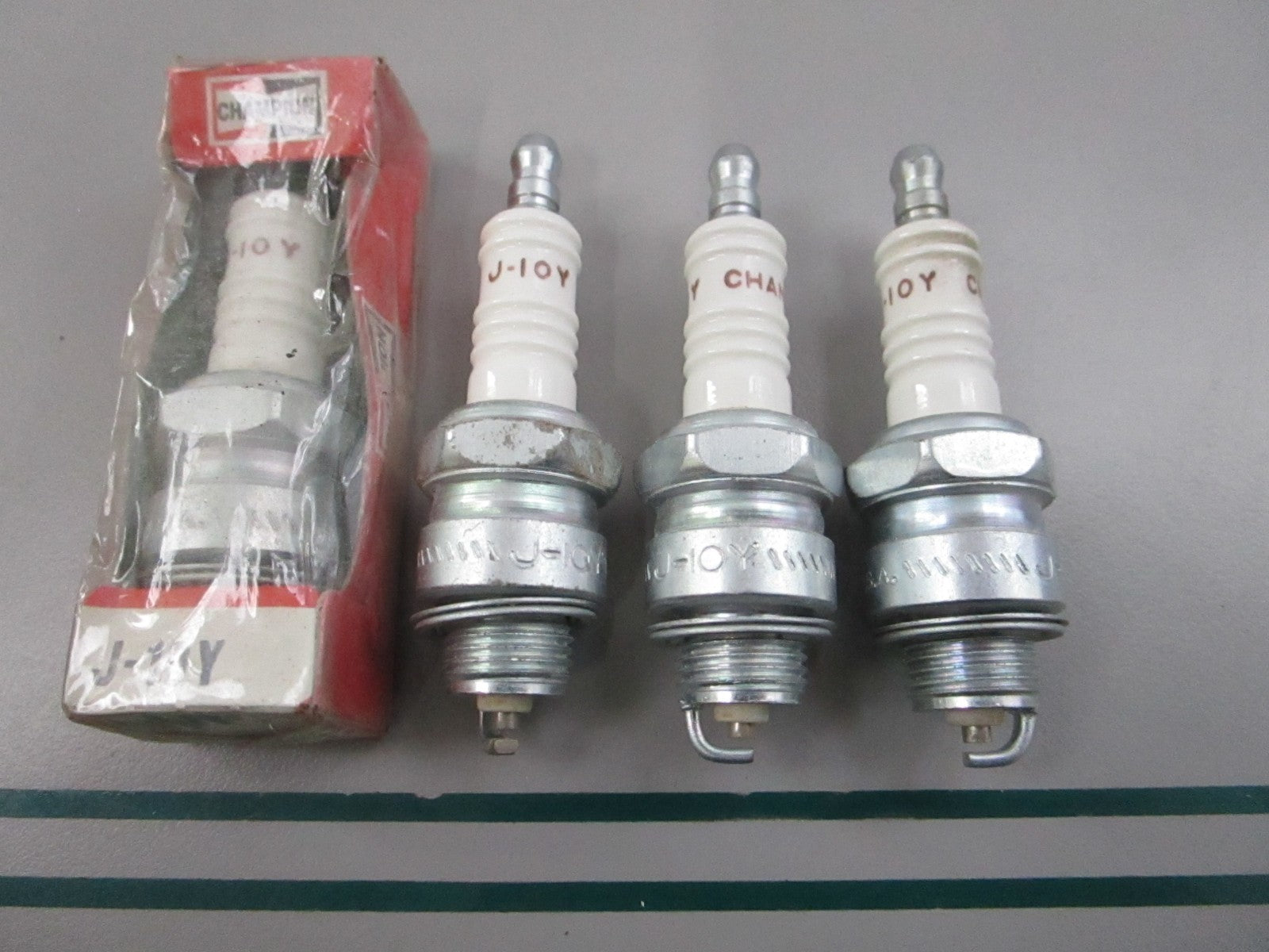 NEW (LOT OF 4) J-10Y Champion Spark Plug 0810