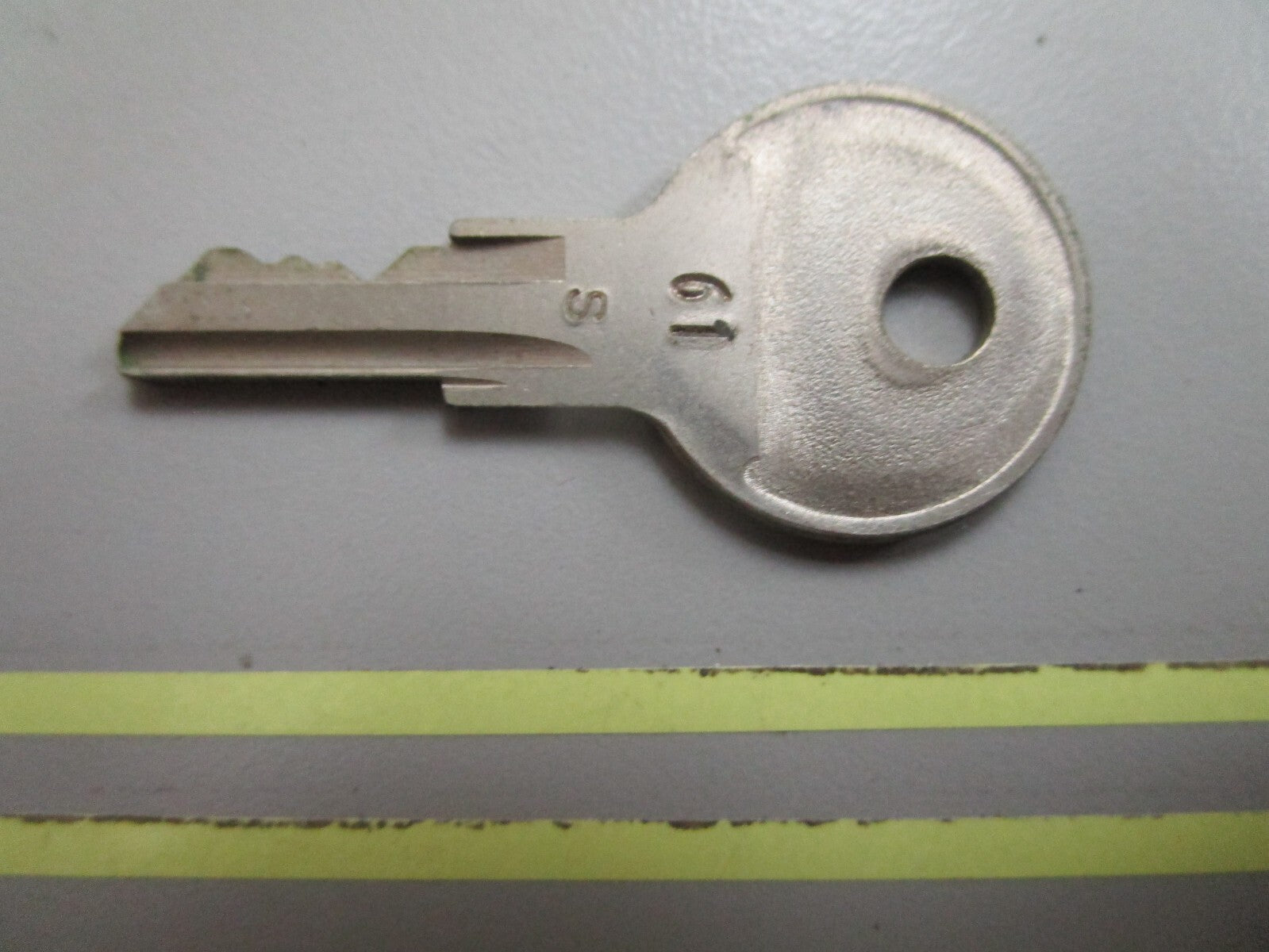 *NEW OEM* 0810 OMC Johnson Evinrude Ignition Key 77-61 501810 0501810