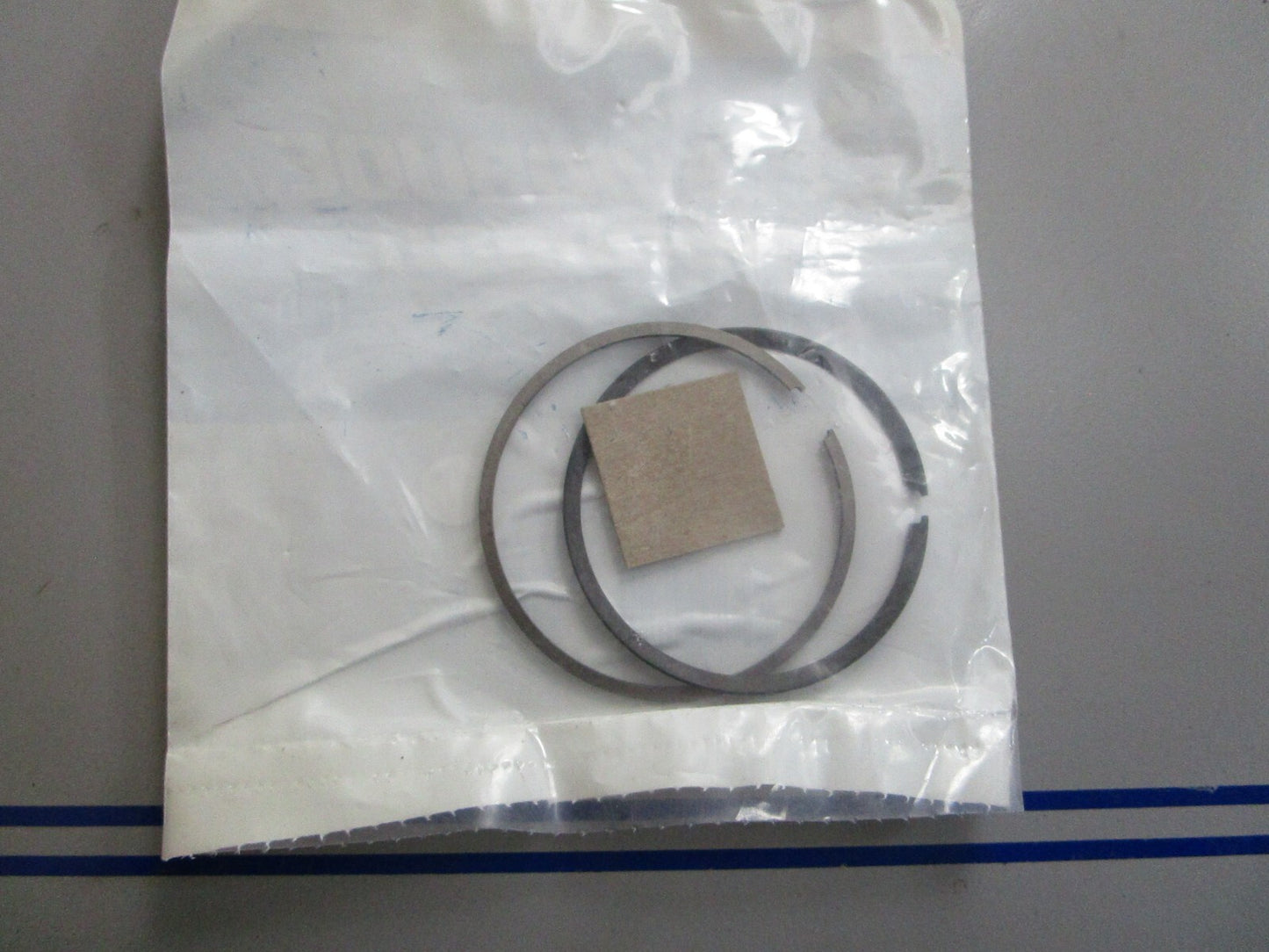 *NEW OEM* 0810 OMC Johnson Evinrude 2 Piston Ring Set 386279 0386279