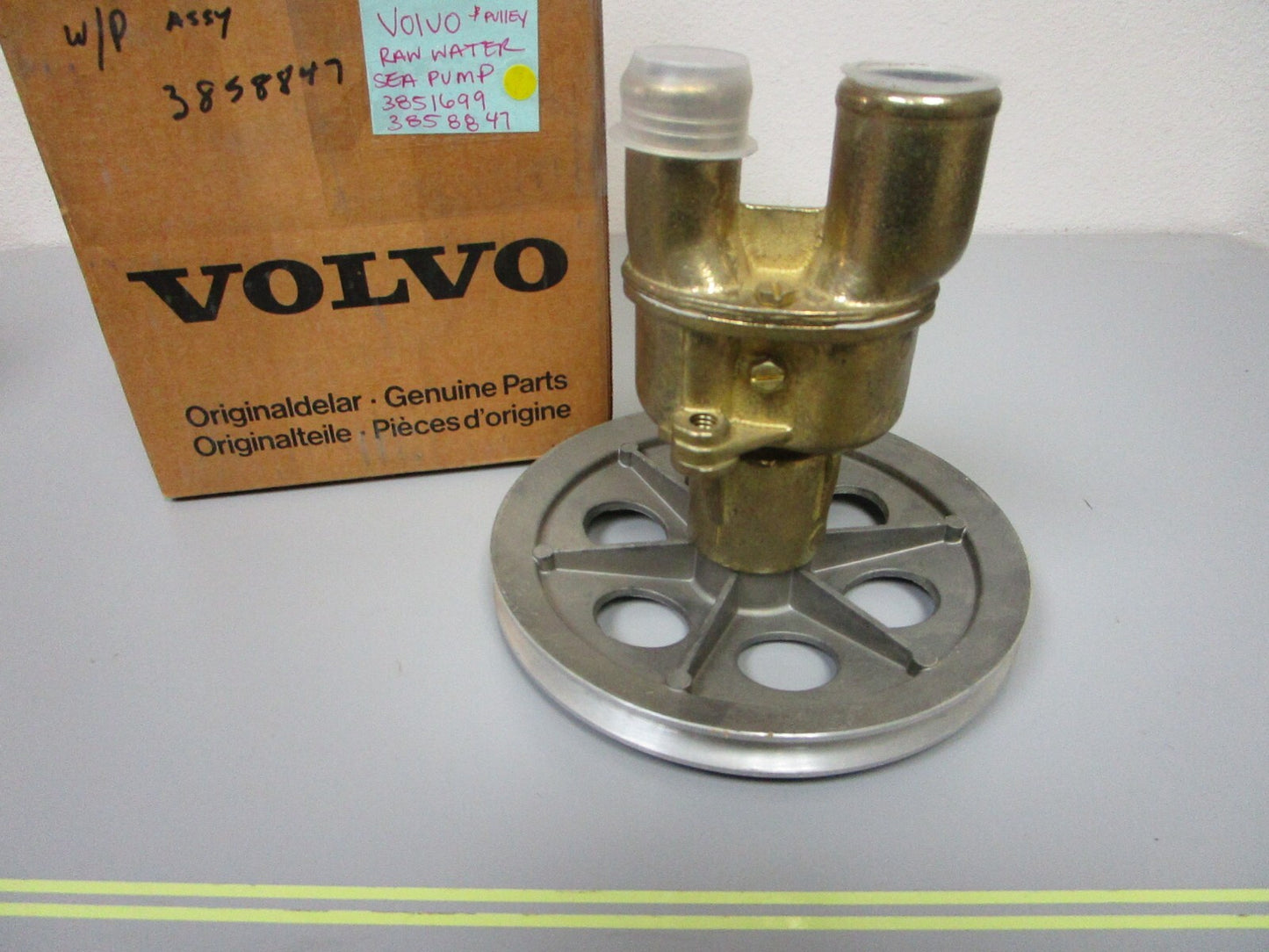 *NEW OEM* 0720 Volvo Penta Raw Water Sea Pump & Pulley Assembly 3851699 3858847