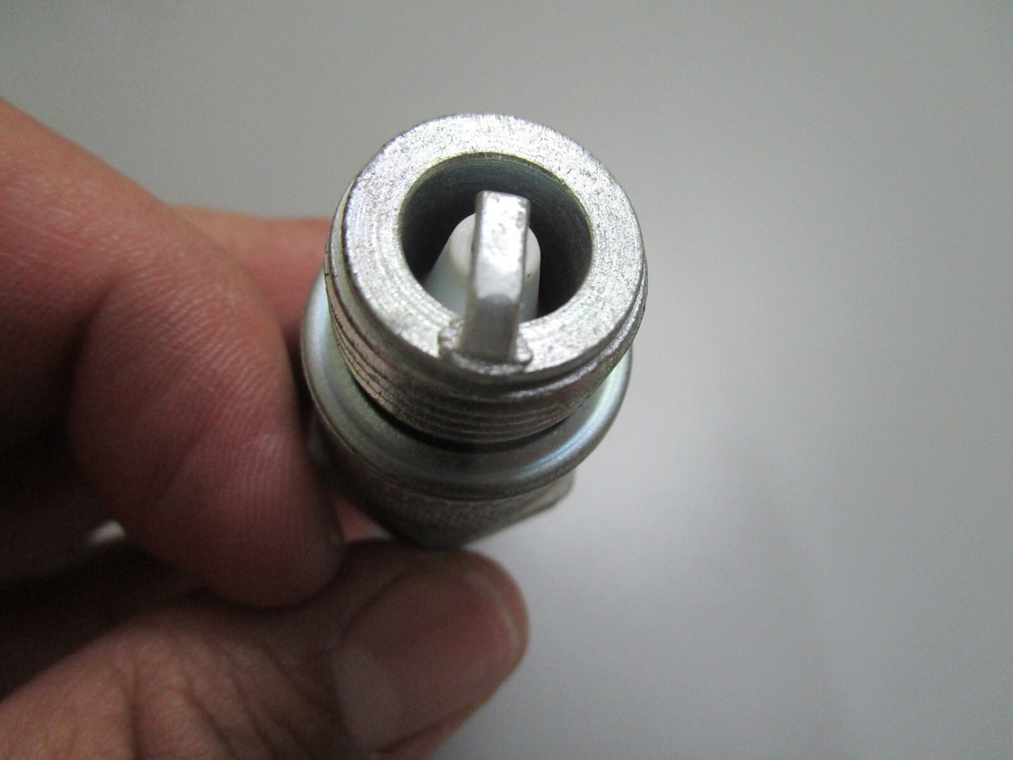 *NEW*  0810 Champion Spark Plug D-9J