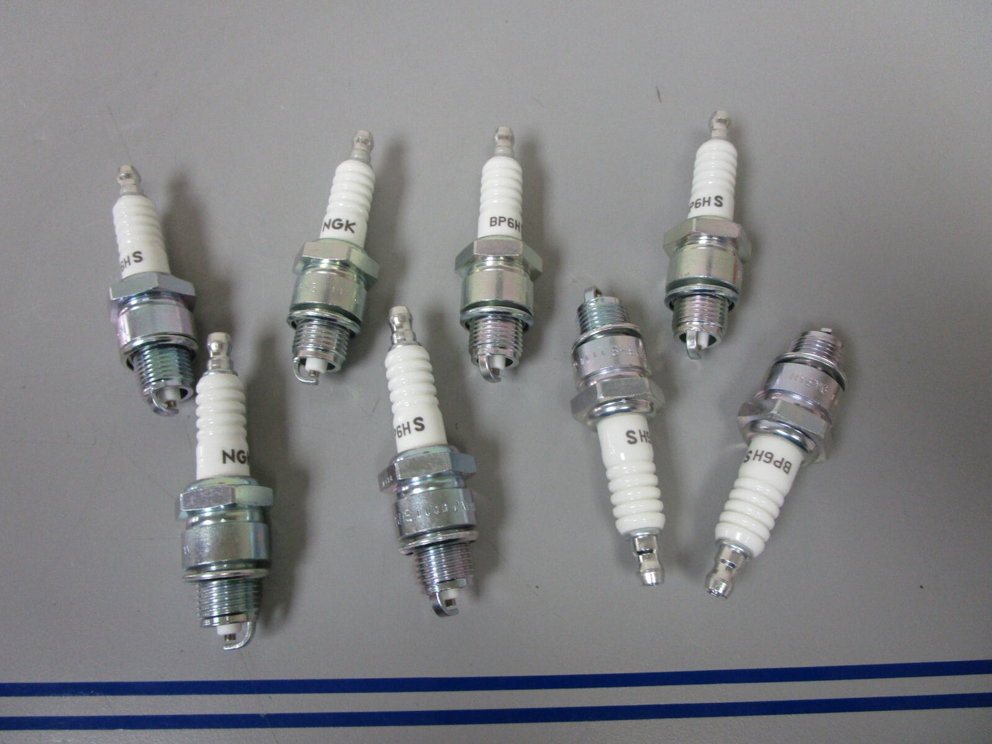 *NEW* (LOT OF 8) 0810 NGK Spark Plug BP6HS