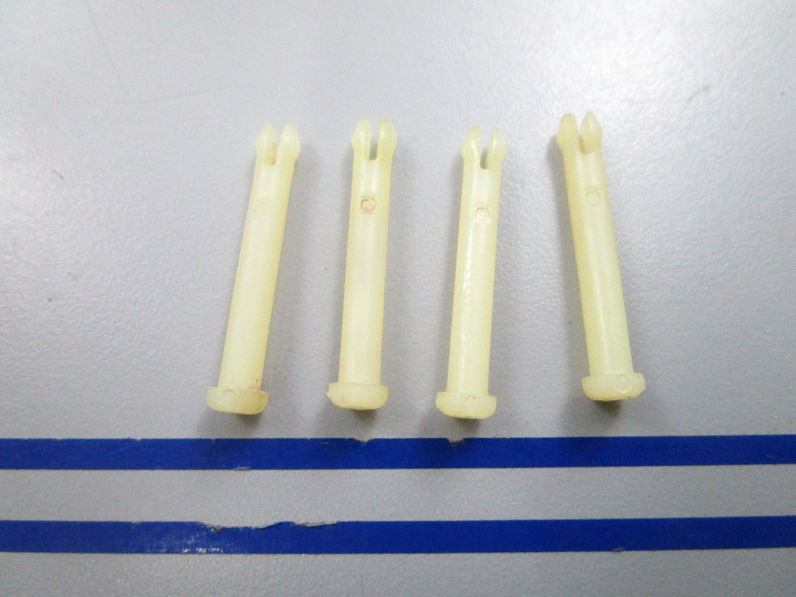 NEW OEM (LOT OF 4) 305821 0305821 OMC Johnson Evinrude Hinge Pin 0810
