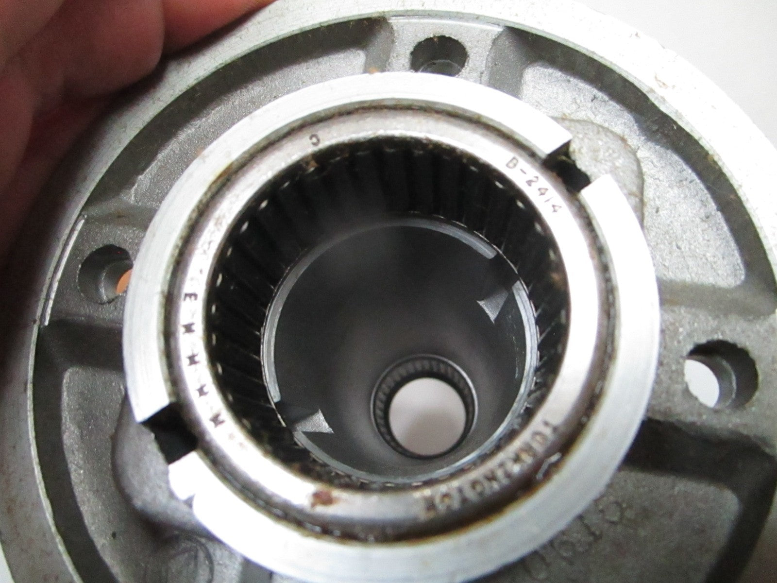 *NEW OEM* 0820 OMC Johnson Evinrude Bearing Carrier 387374 0387374