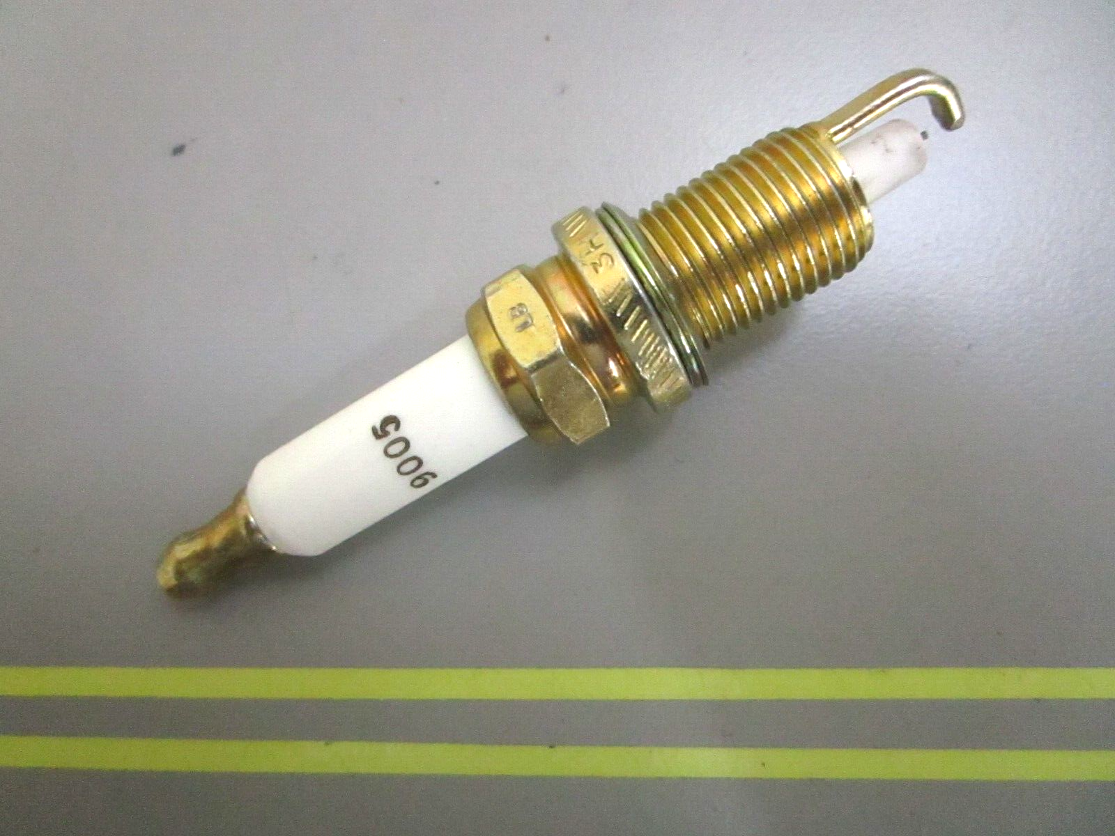 *NEW* 0750 Champion SPARK PLUG QC10WEP