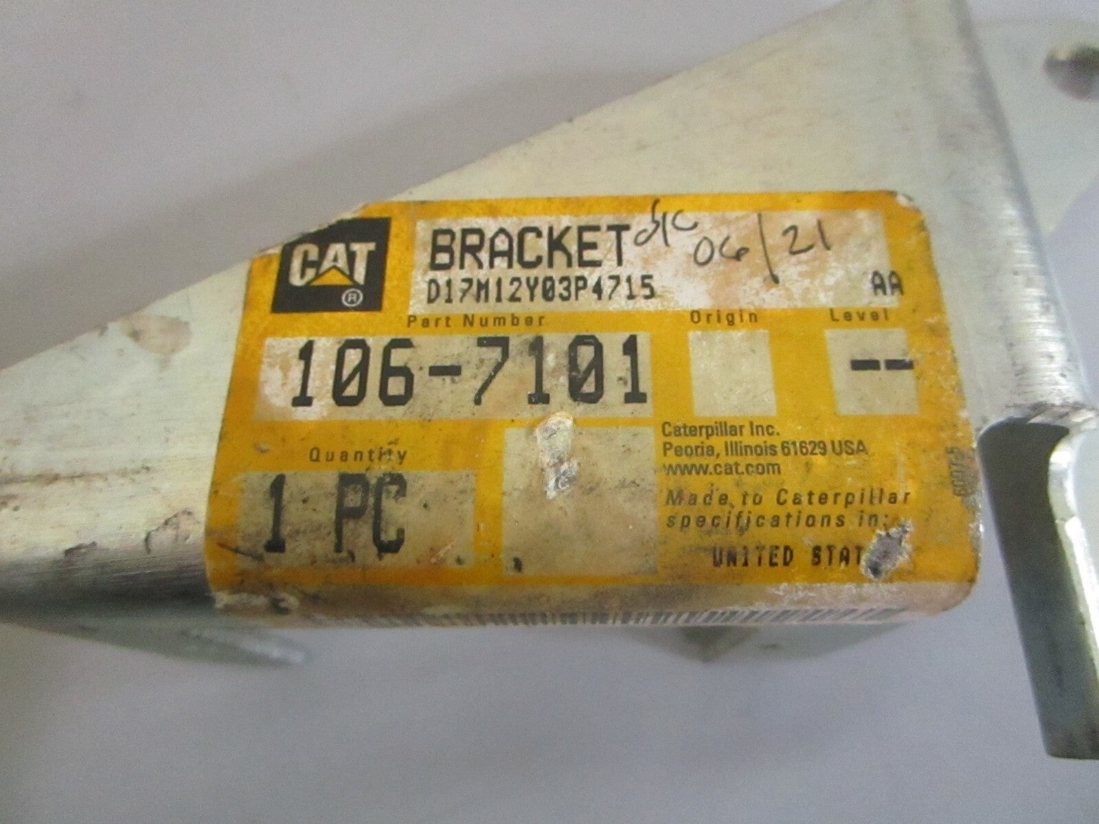 *NEW OEM* 0820 CAT Bracket 106-7101