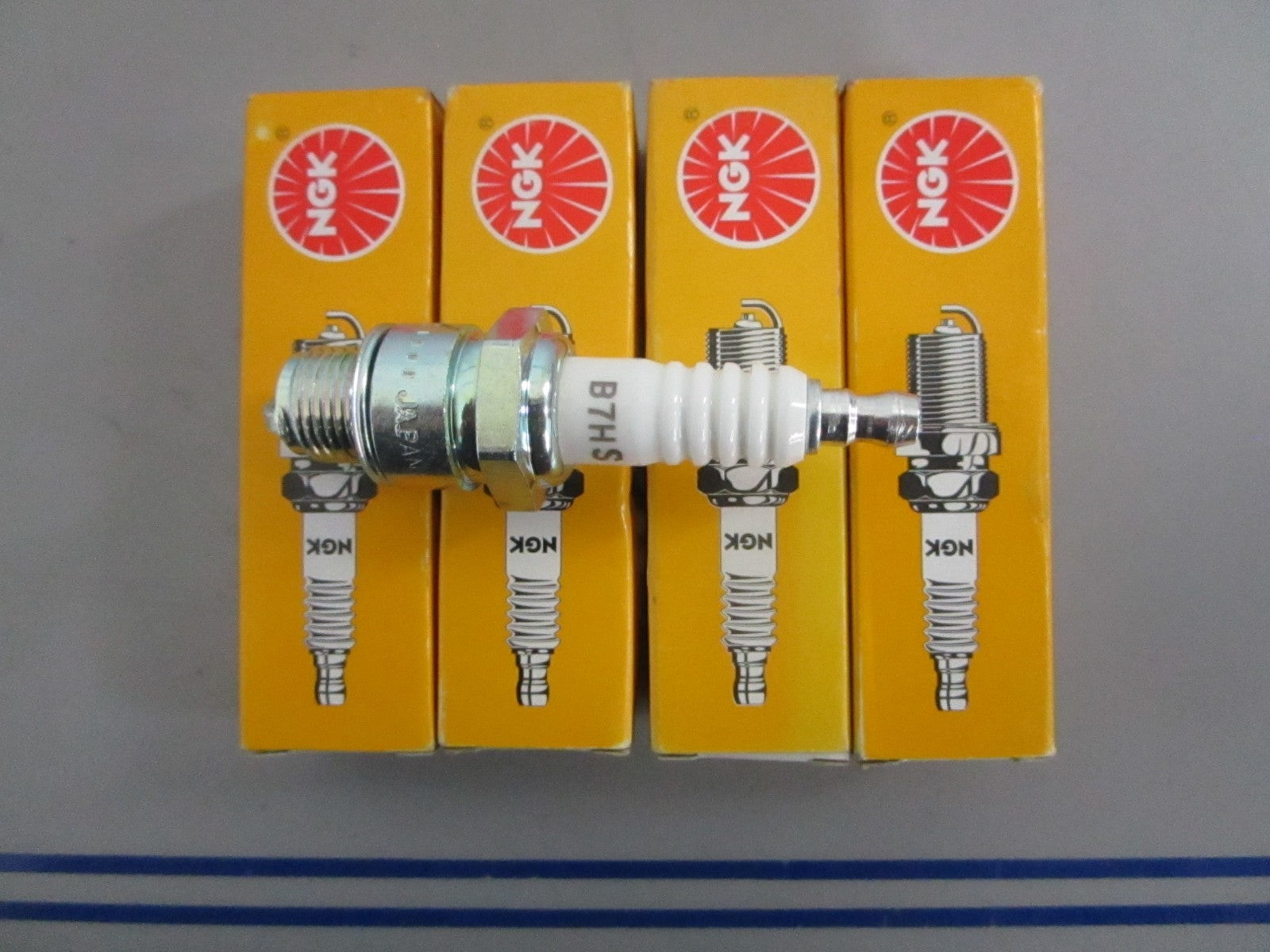 *NEW OEM* (LOT OF 4) 0820 NGK Spark Plug B7HS