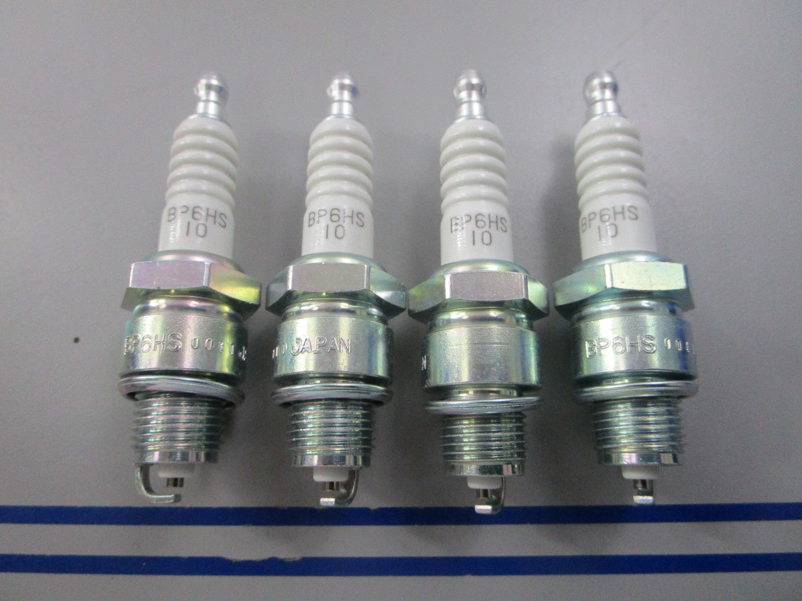 NEW (LOT OF 4) BP6HS-10 NGK Spark Plug 0810