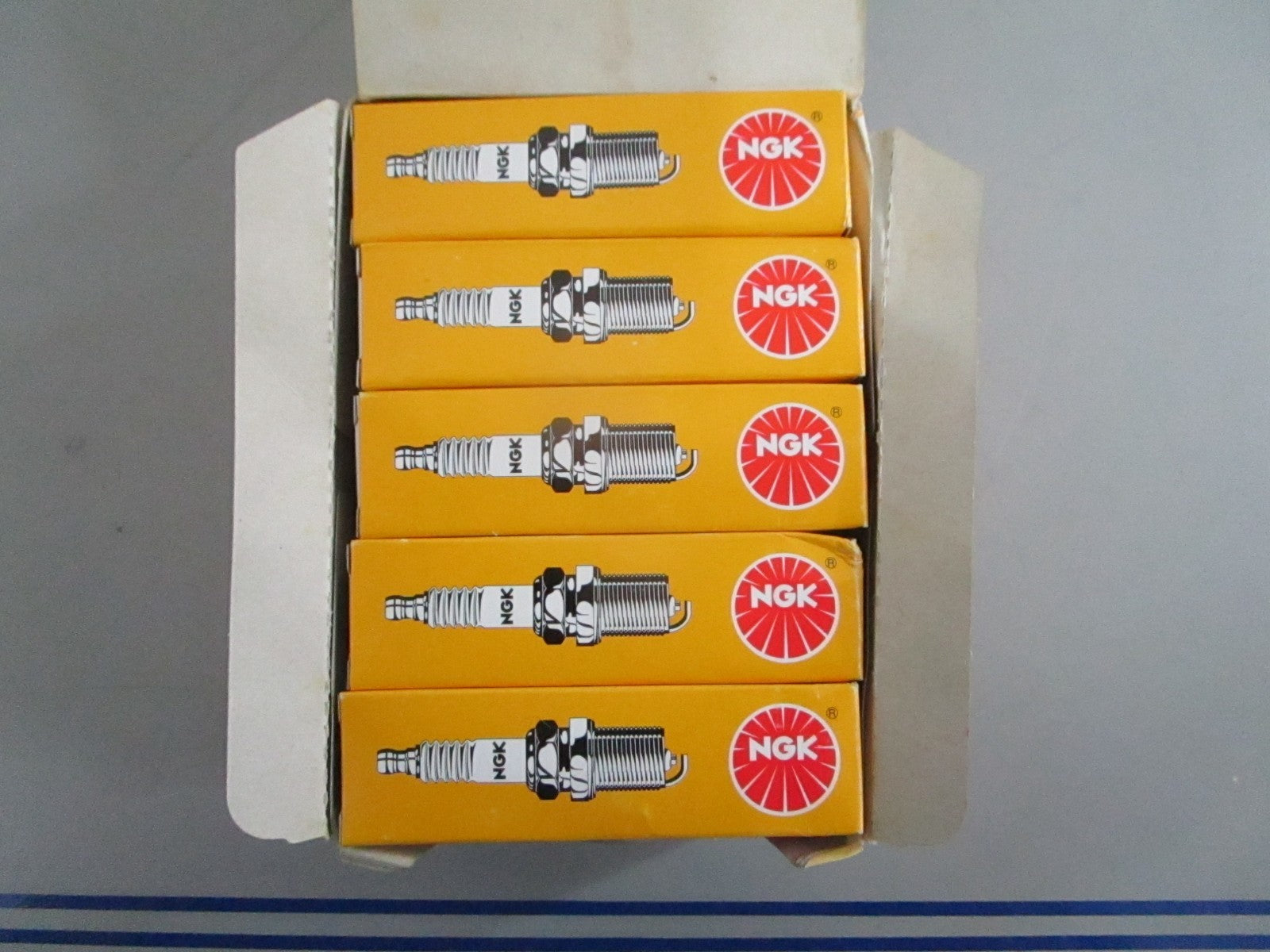 *NEW OEM* (LOT OF 10) 0820 NGK Spark Plug B7HS
