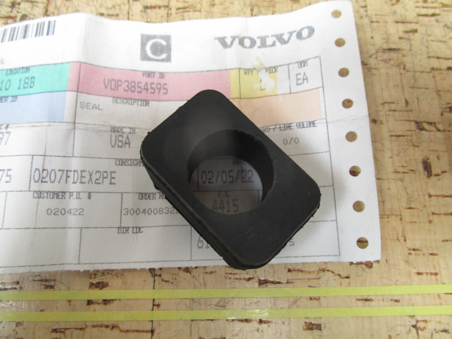*NEW OEM* 0810 Volvo Penta Seal 3854595