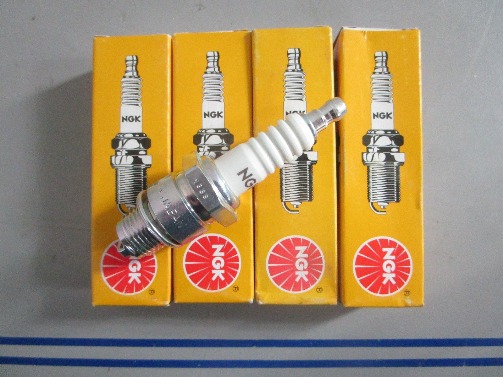 NEW OEM (LOT OF 4) B6HS-10 NGK Spark Plug 0820