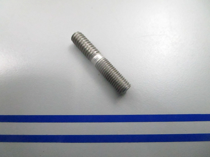 *NEW OEM* 0810 OMC Johnson Evinrude Stud 910551 0910551