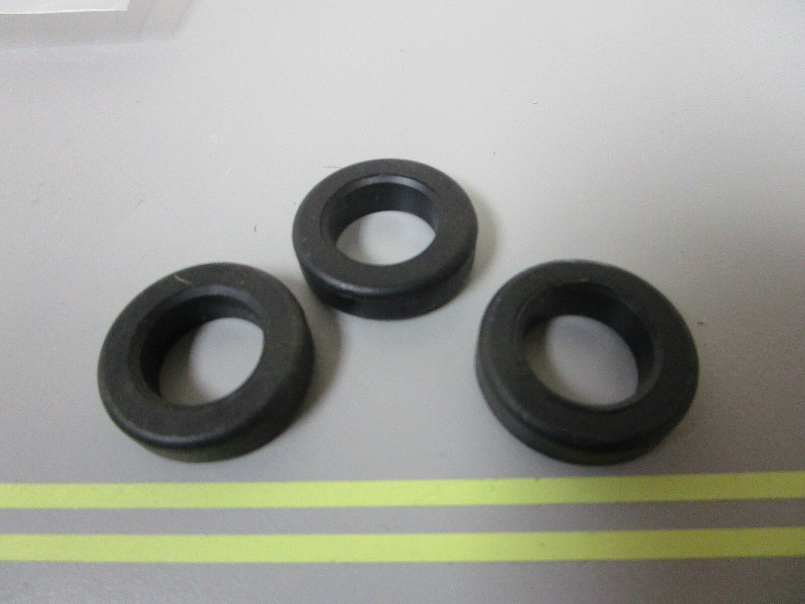 *NEW OEM* (LOT OF 3) 0810 OMC Johnson Evinrude Grommet 320880 0320880