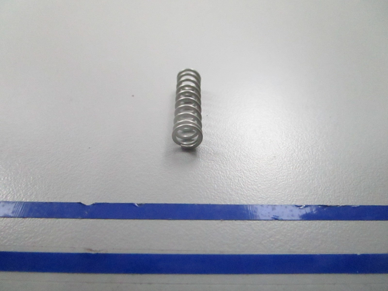 *NEW OEM* 0810 OMC Johnson Evinrude Spring 323773 0323773