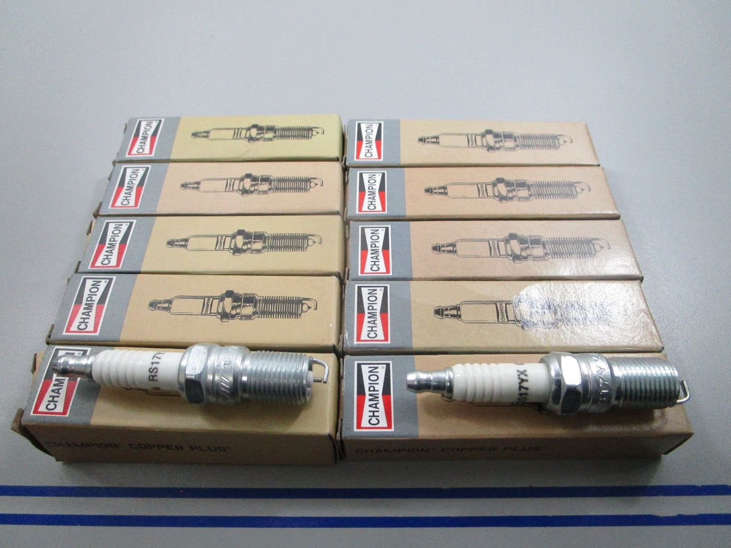*NEW* (LOT OF 10) 0810 Champion Spark Plug RS17YX
