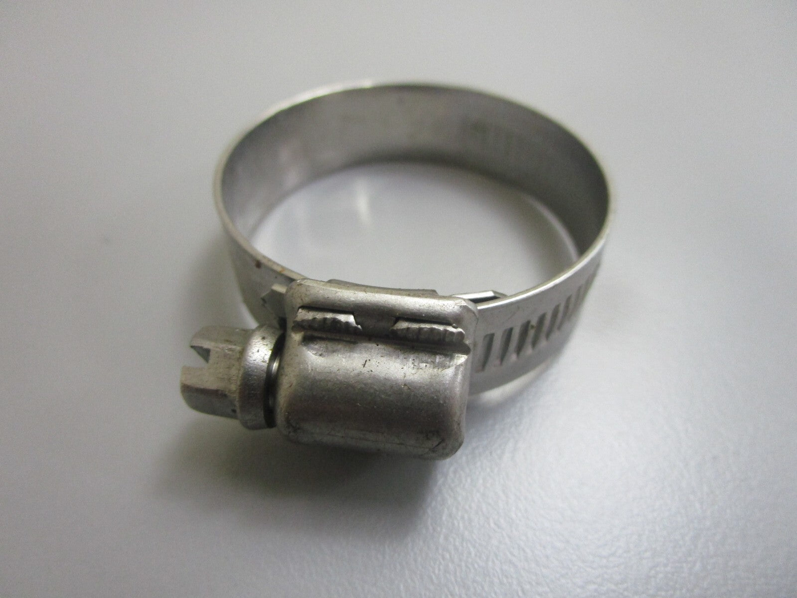 *NEW OEM* 0810 Volvo Penta Hose Clamp 853548