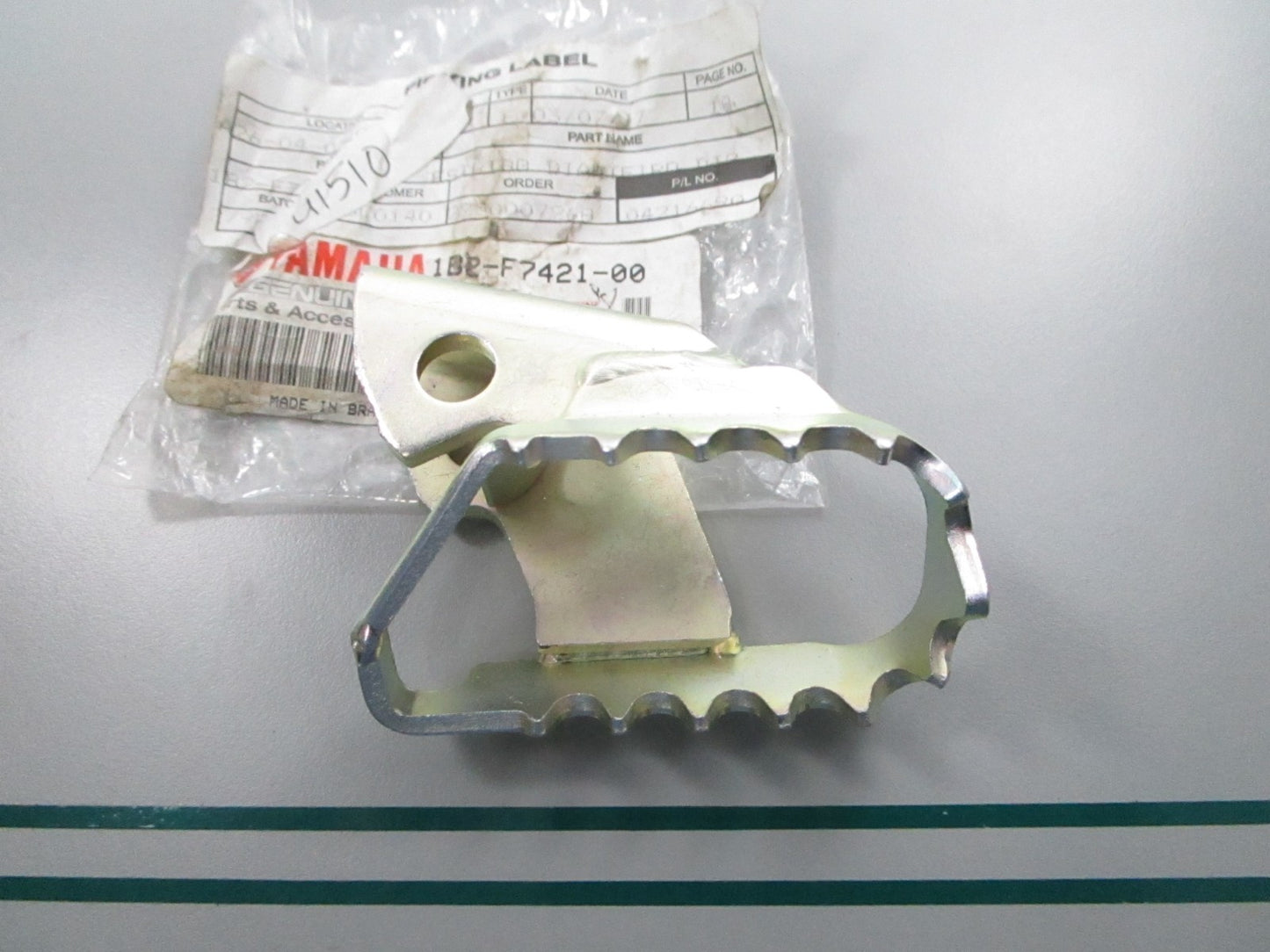 NEW OEM 1B2-F7421-00-00 Yamaha Footrest 0810