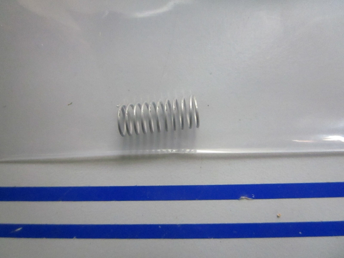 *NEW OEM* 0810 OMC Johnson Evinrude Spring 511986 0511986