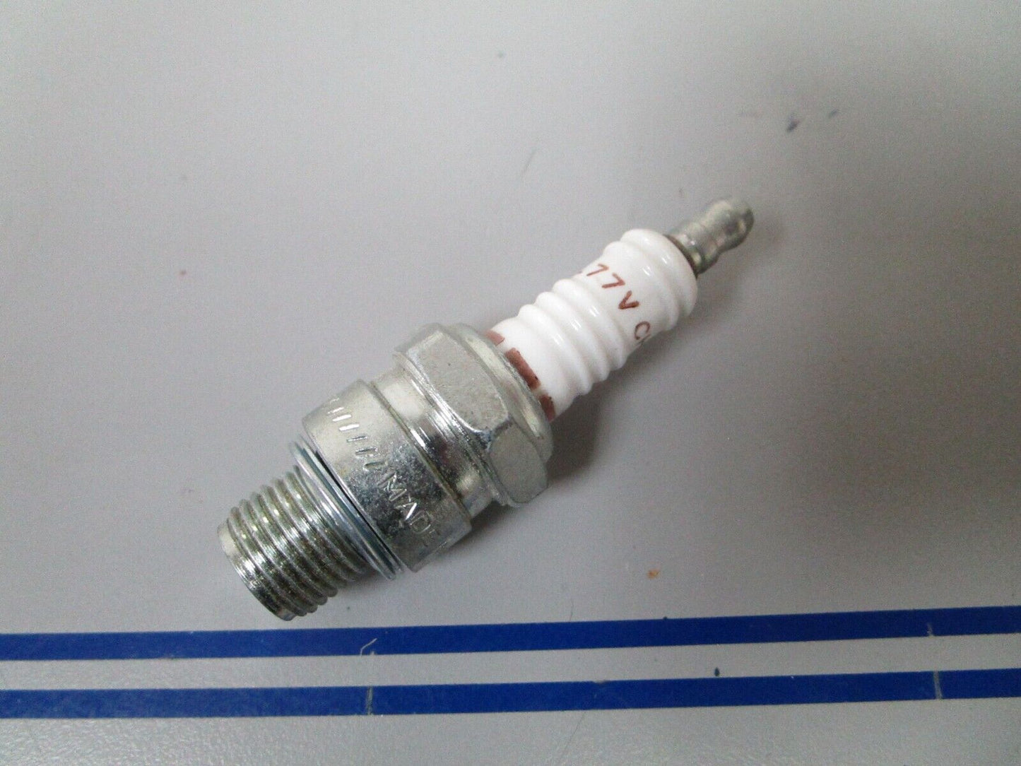 *NEW* 0810 Champion Spark Plug UL77V