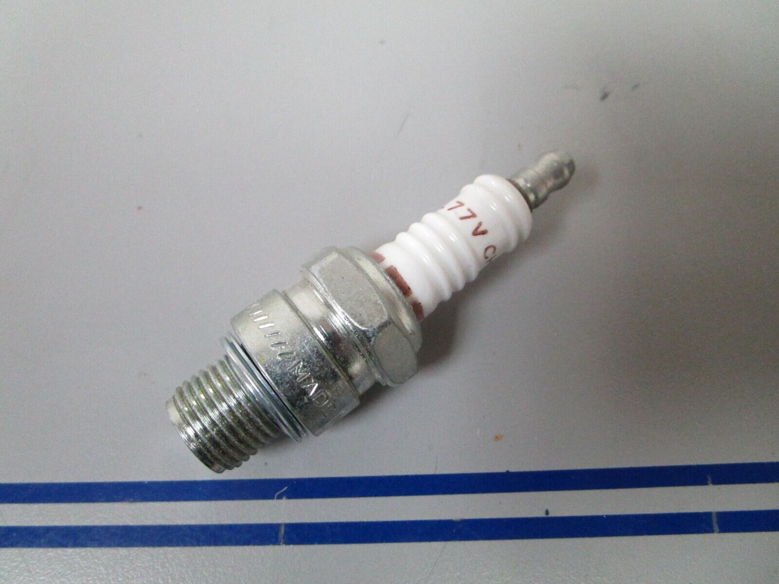 *NEW* 0810 Champion Spark Plug UL77V