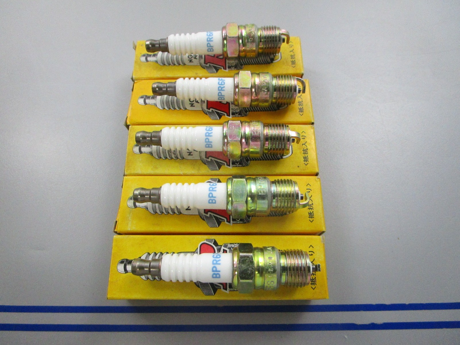 NEW (LOT OF 5) BPR6FS NGK Spark Plug 0810