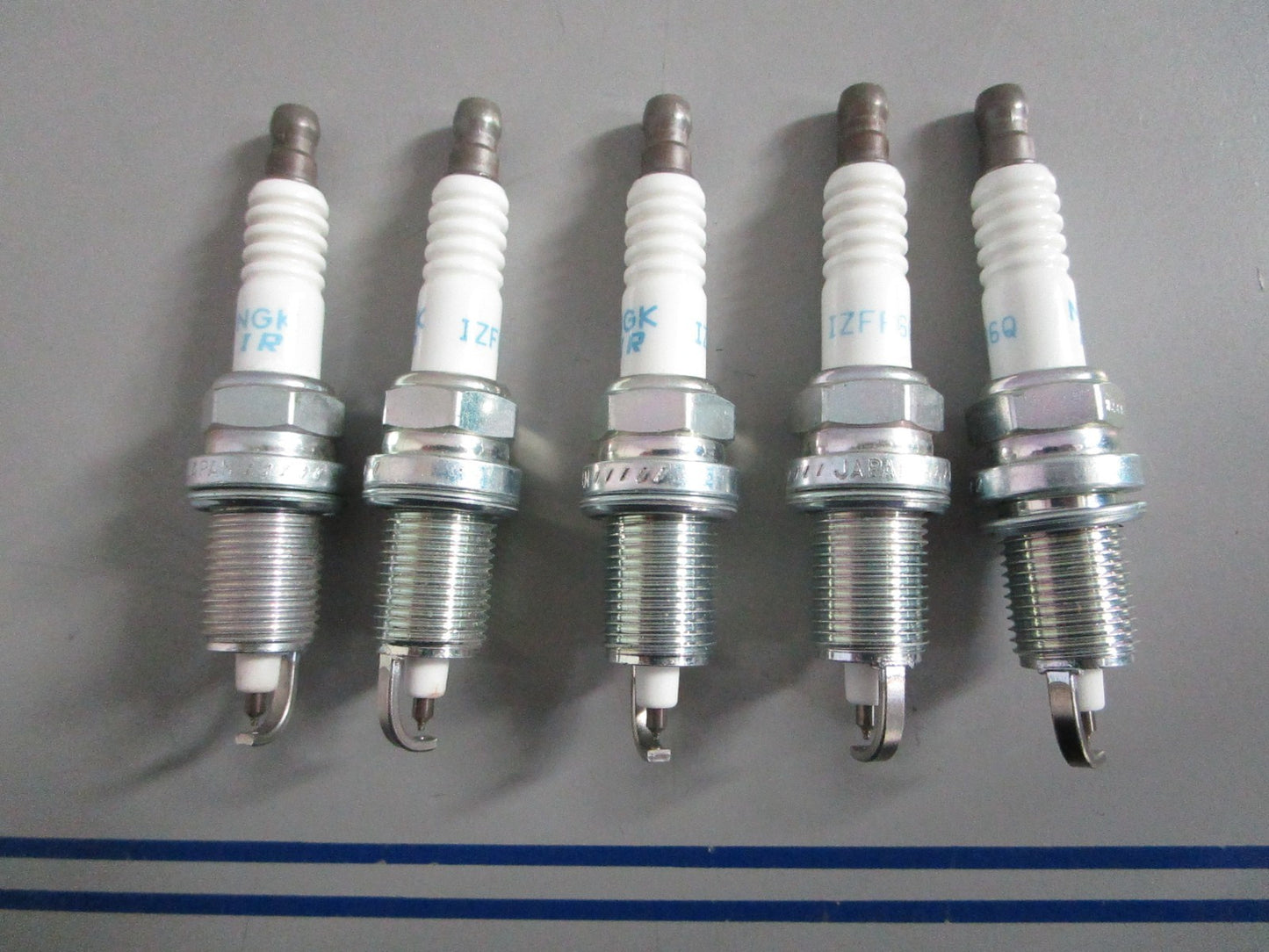NEW OEM (LOT OF 5) IZFR6Q Champion Spark Plug 0820