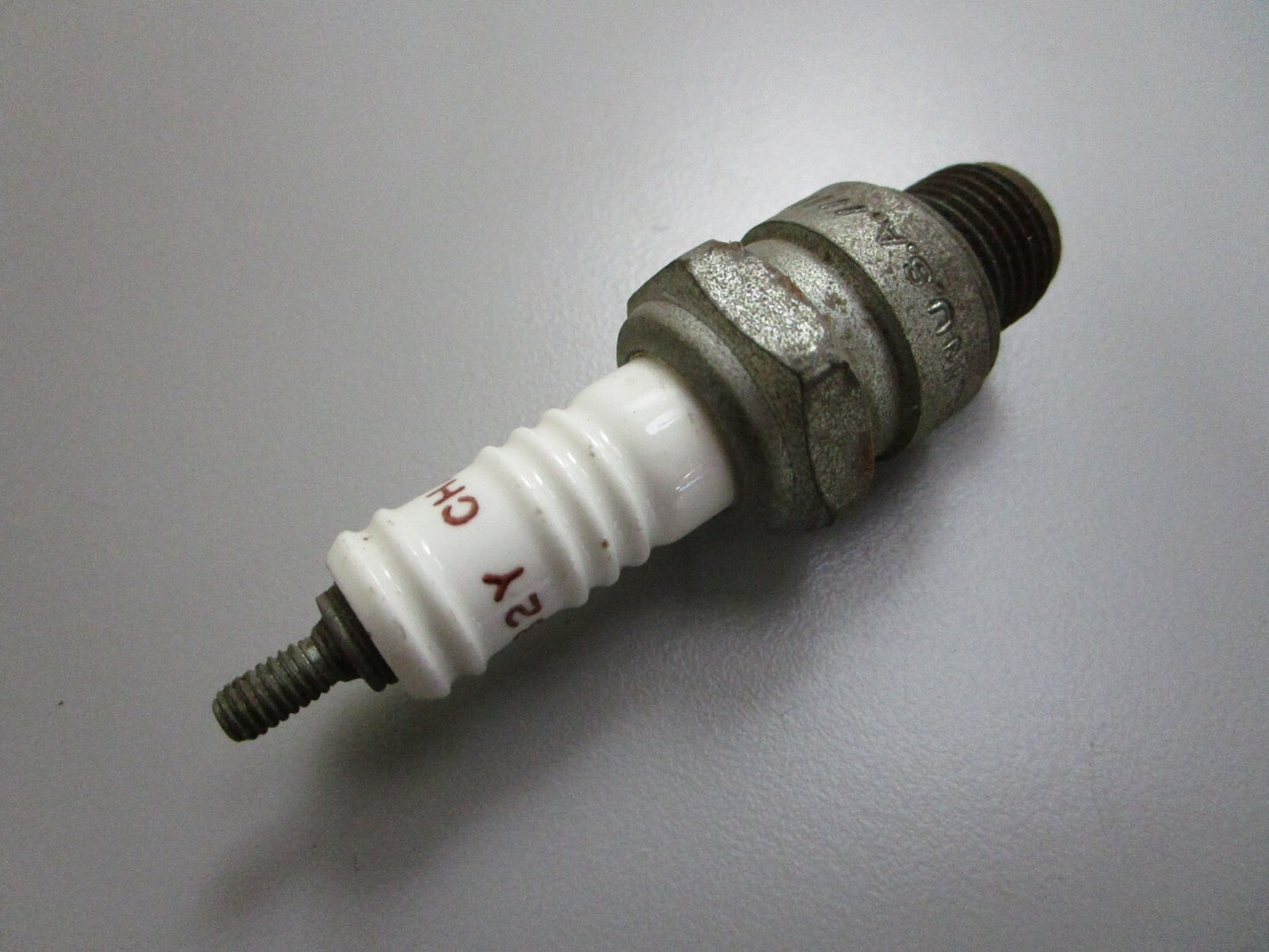 *NEW* 0810 Champion Spark Plug L-82Y