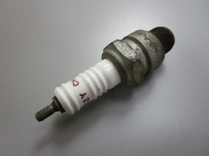 *NEW* 0810 Champion Spark Plug L-82Y