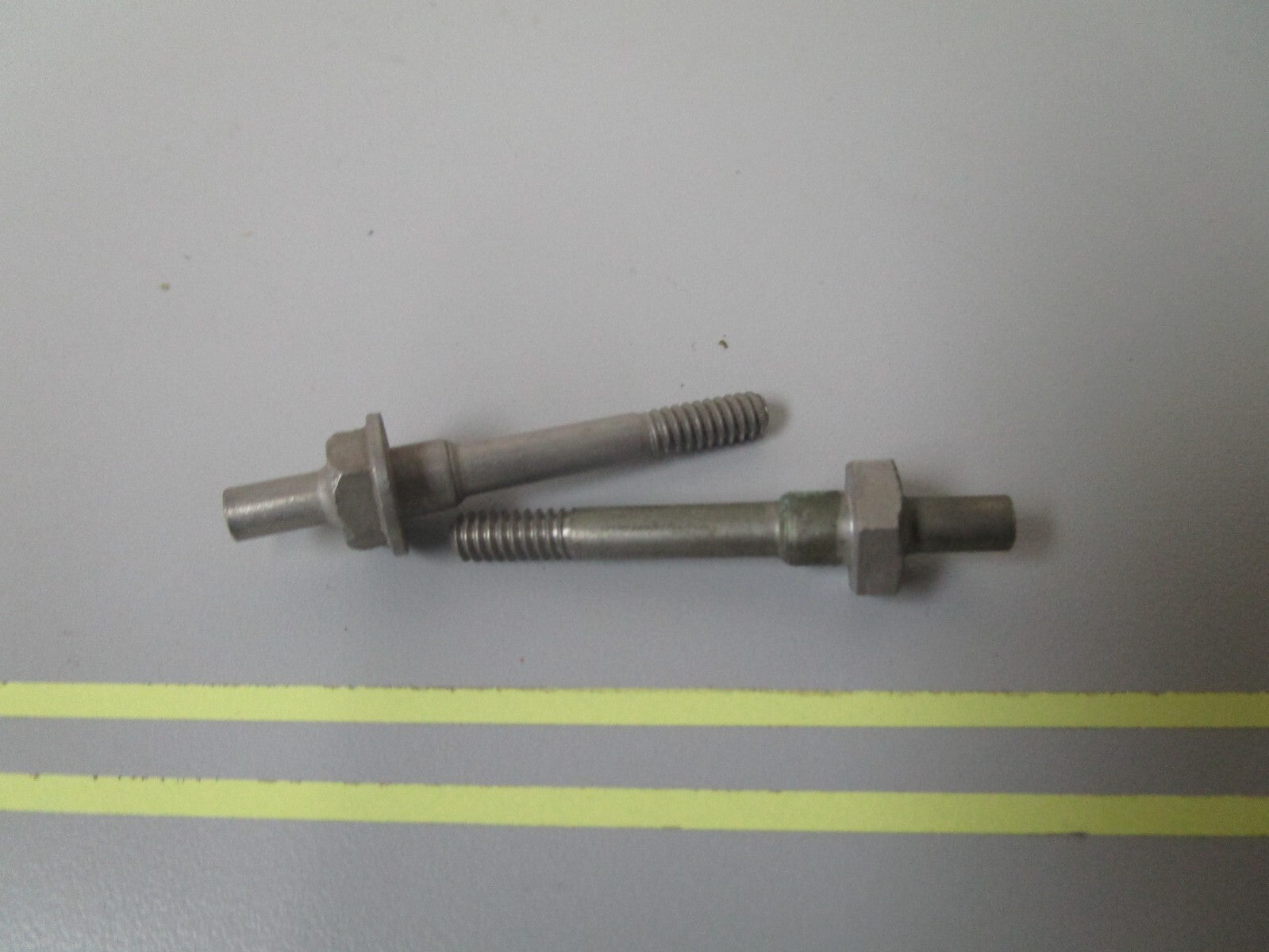 *NEW OEM* (LOF OF 2) 0810 OMC Johnson Evinrude Screw 310052 0310052