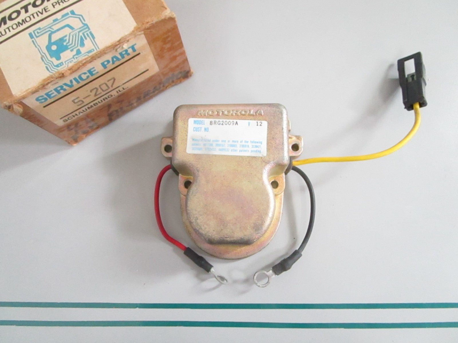 NEW OEM 5-207 8RG2009A Motorola 12V Regulator 0820