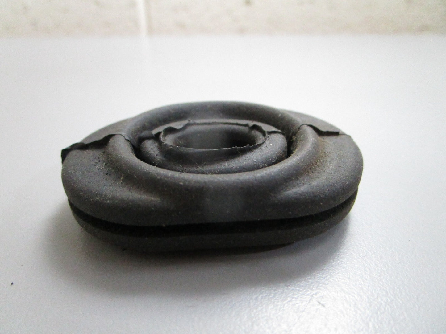 *NEW OEM* 0820 OMC Johnson Evinrude Grommet 304019 0304019
