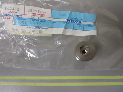*NEW OEM* 0810 Volvo Penta Plug 832552
