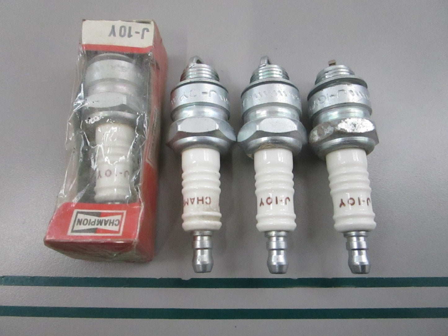 NEW (LOT OF 4) J-10Y Champion Spark Plug 0810