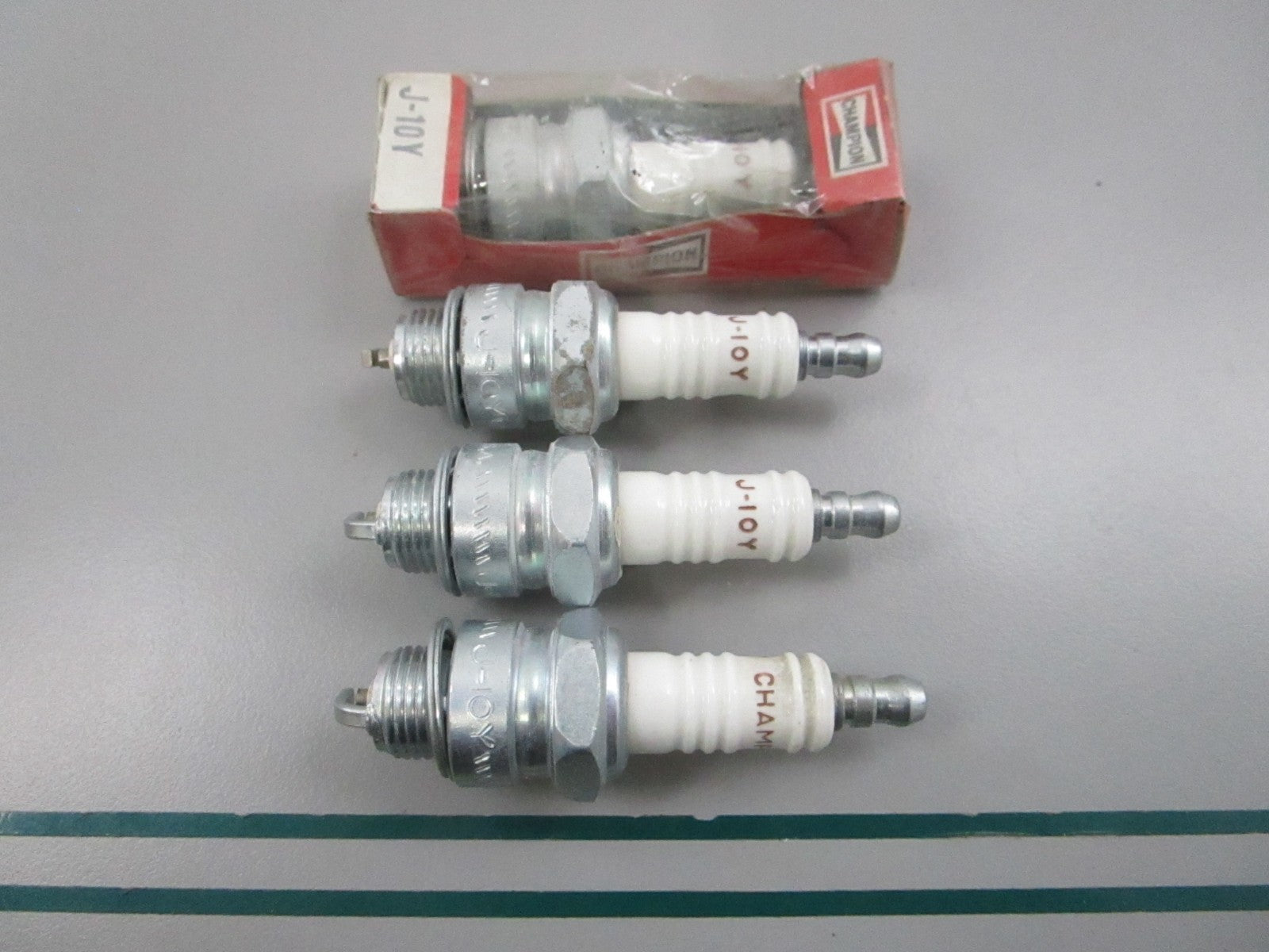 NEW (LOT OF 4) J-10Y Champion Spark Plug 0810