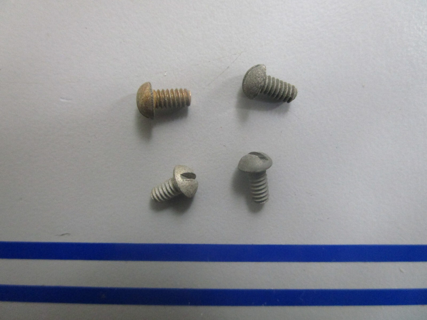 *NEW OEM* (LOT OF 4) 0810 OMC Johnson Evinrude Lockout Screw 307394 0307394