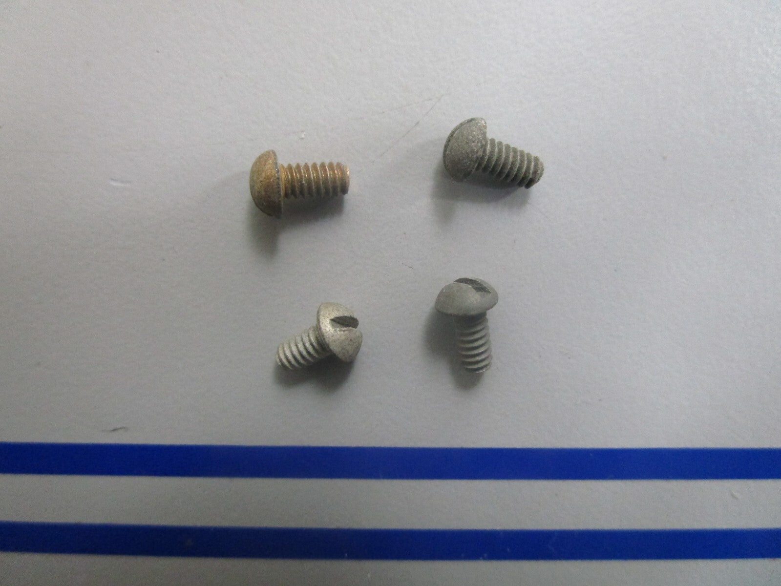 *NEW OEM* (LOT OF 4) 0810 OMC Johnson Evinrude Lockout Screw 307394 0307394