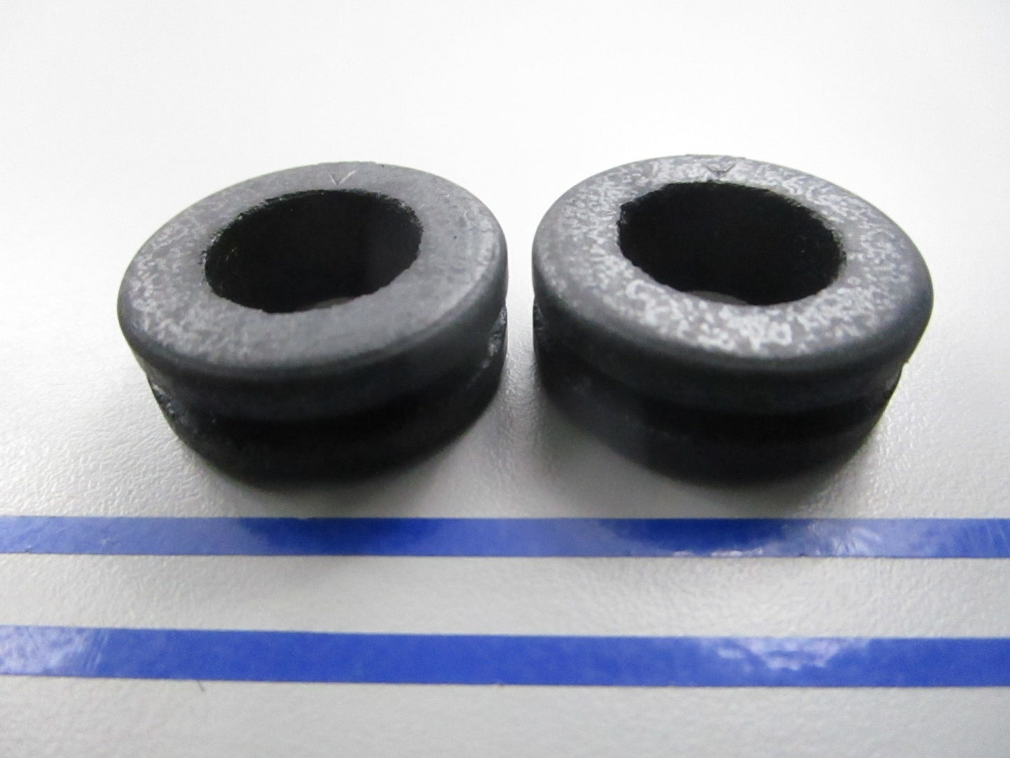 NEW OEM (LOT OF 2) 381899 0381899 OMC Johnson Evinrude Grommet 0810