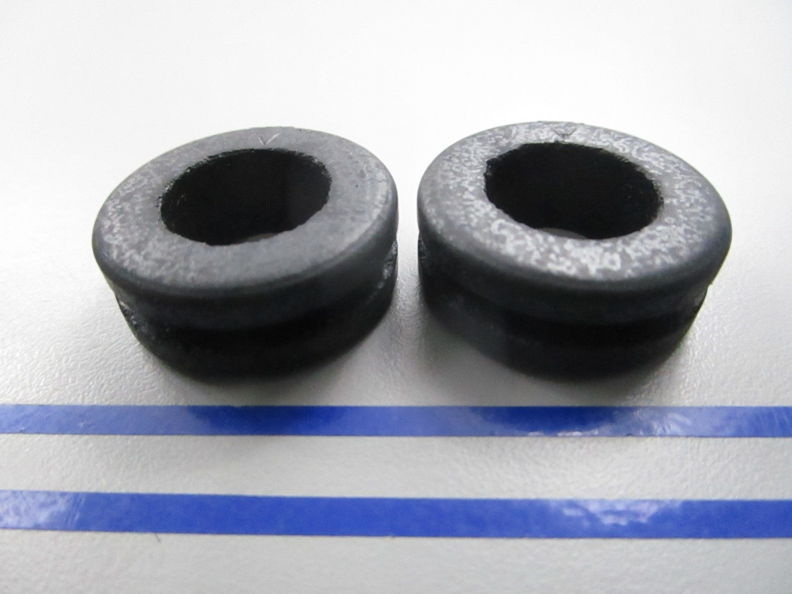 NEW OEM (LOT OF 2) 381899 0381899 OMC Johnson Evinrude Grommet 0810