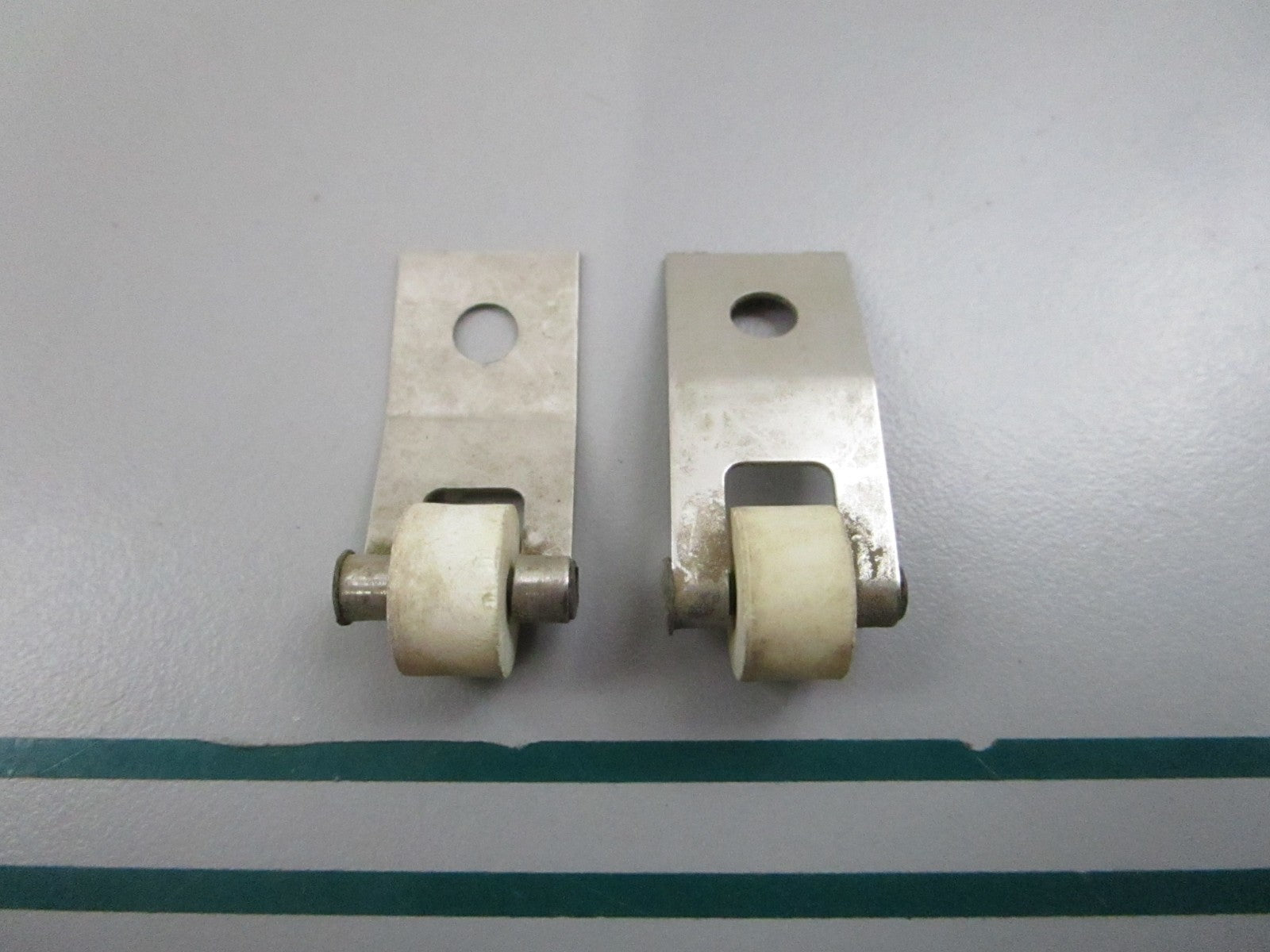 NEW OEM (LOT OF 2) 975211 0975211 OMC Johnson Evinrude Roller Latch 0810