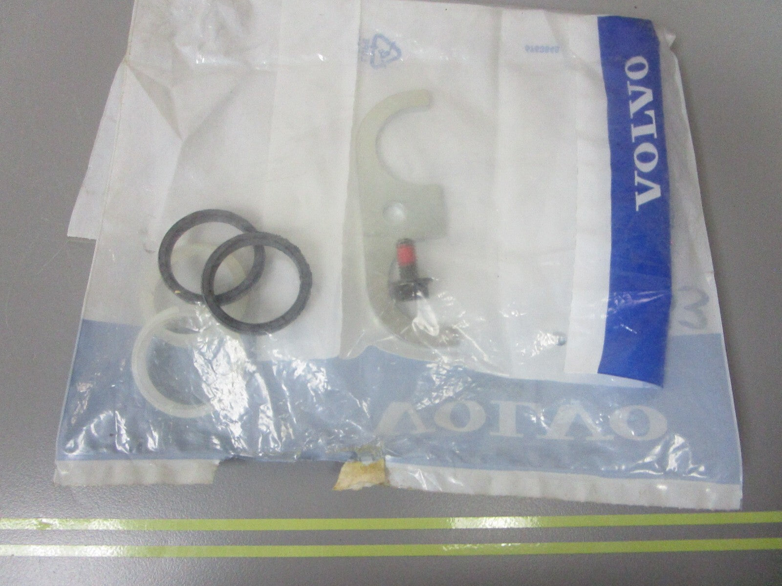 *NEW OEM* 0810 Volvo Penta Retainer 860833