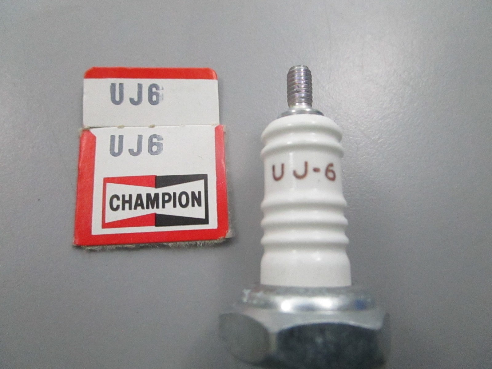 NEW UJ6 Champion Spark Plug 0810