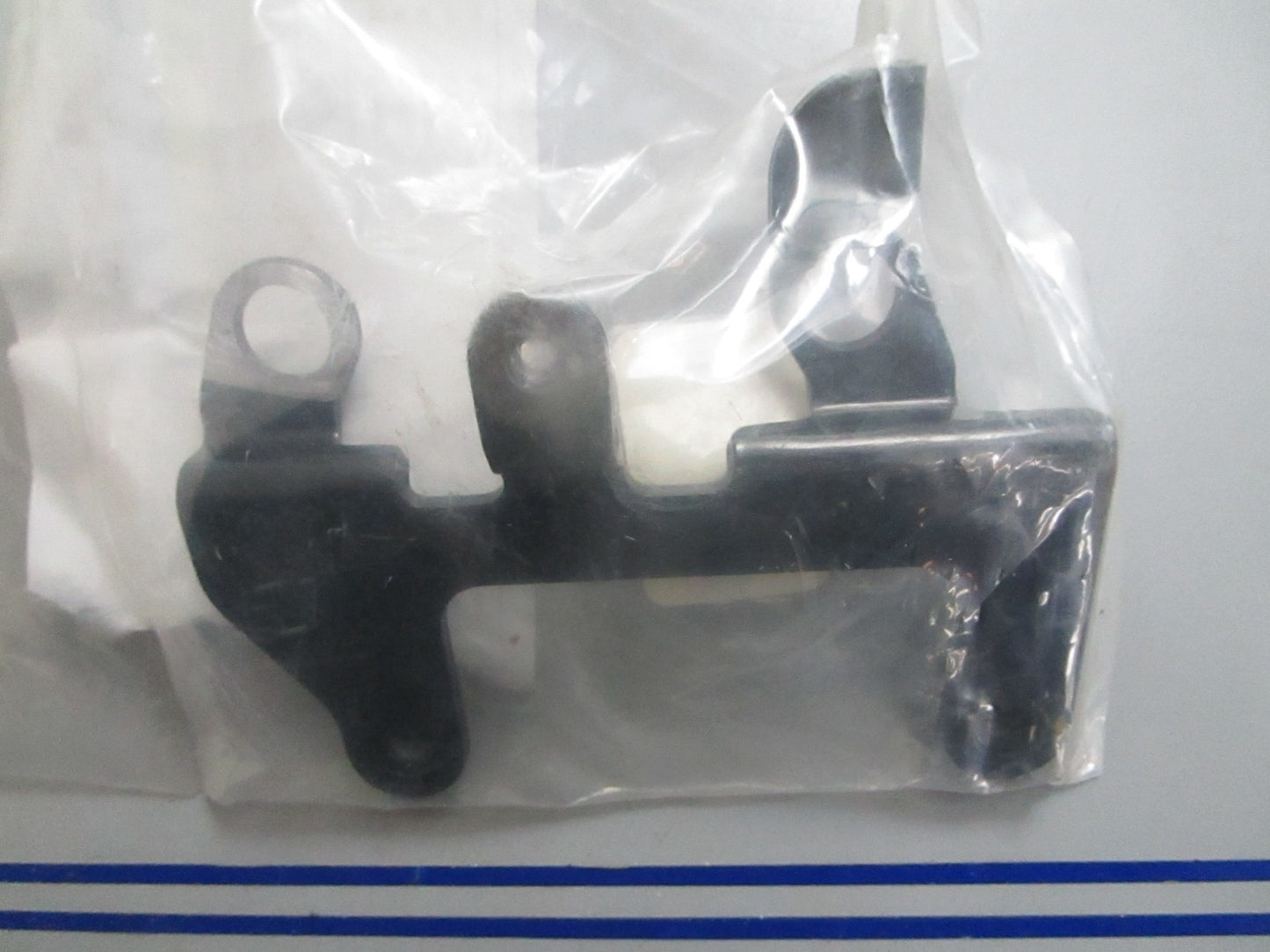 *NEW OEM* 0820 OMC Johnson Evinrude Bracket 354055 0354055
