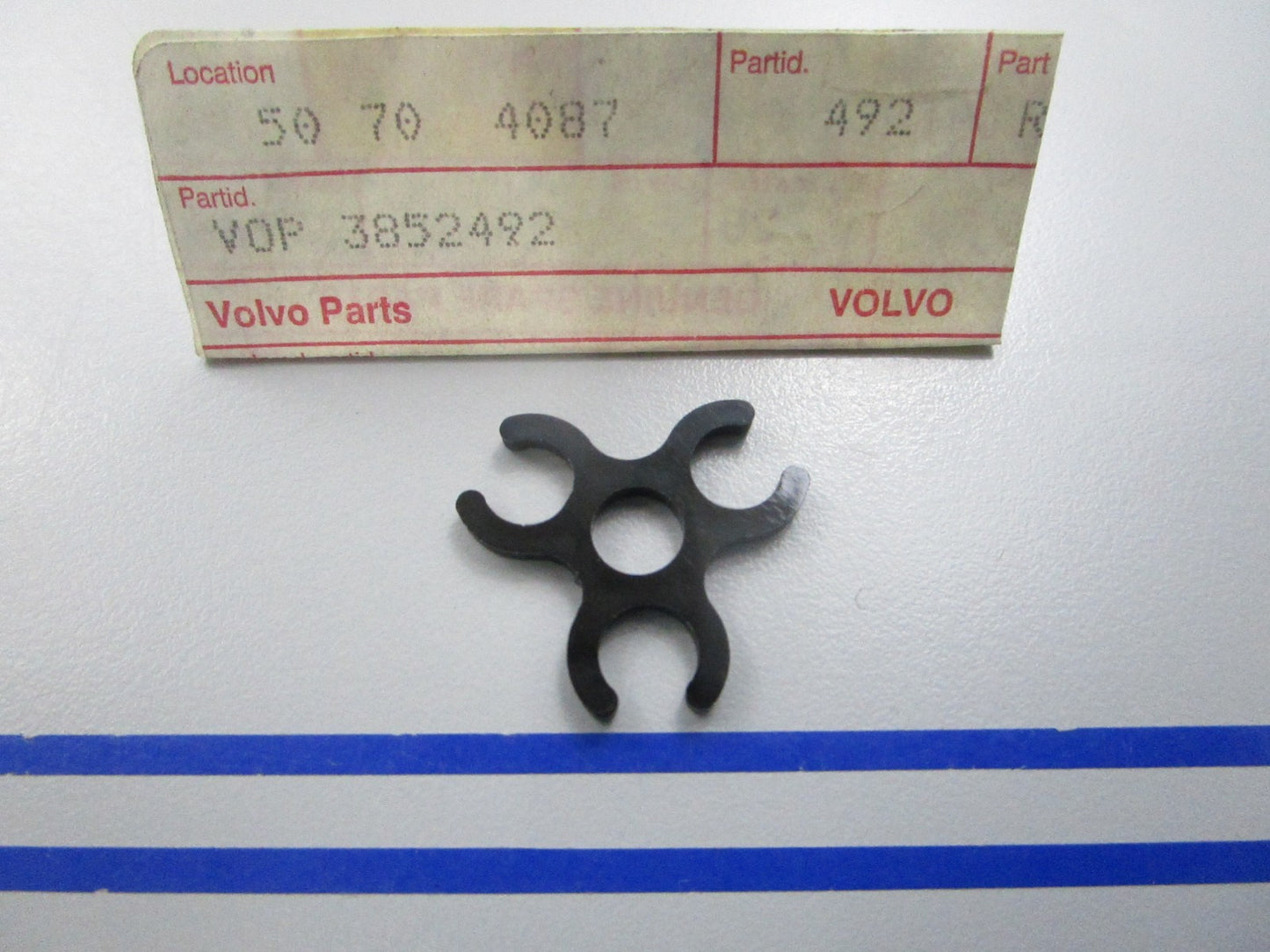 NEW OEM 3852492 Volvo Penta Retainer 0810