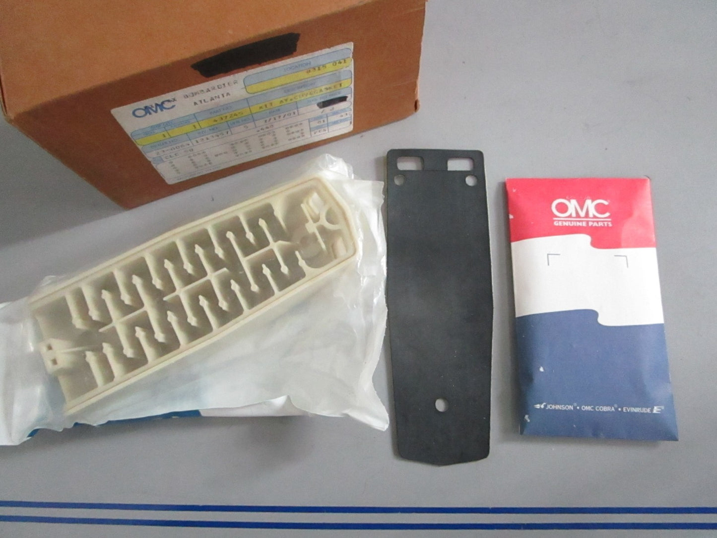 NEW OEM 437245 0437245 OMC Johnson Evinrude Cover & Gasket Kit Assy 0820