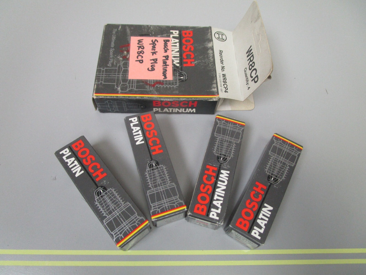 *NEW OEM* (LOT OF 4) 0810 Bosch Platinum Spark Plug WR8CP