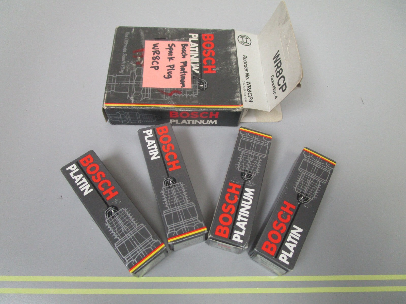 *NEW OEM* (LOT OF 4) 0810 Bosch Platinum Spark Plug WR8CP