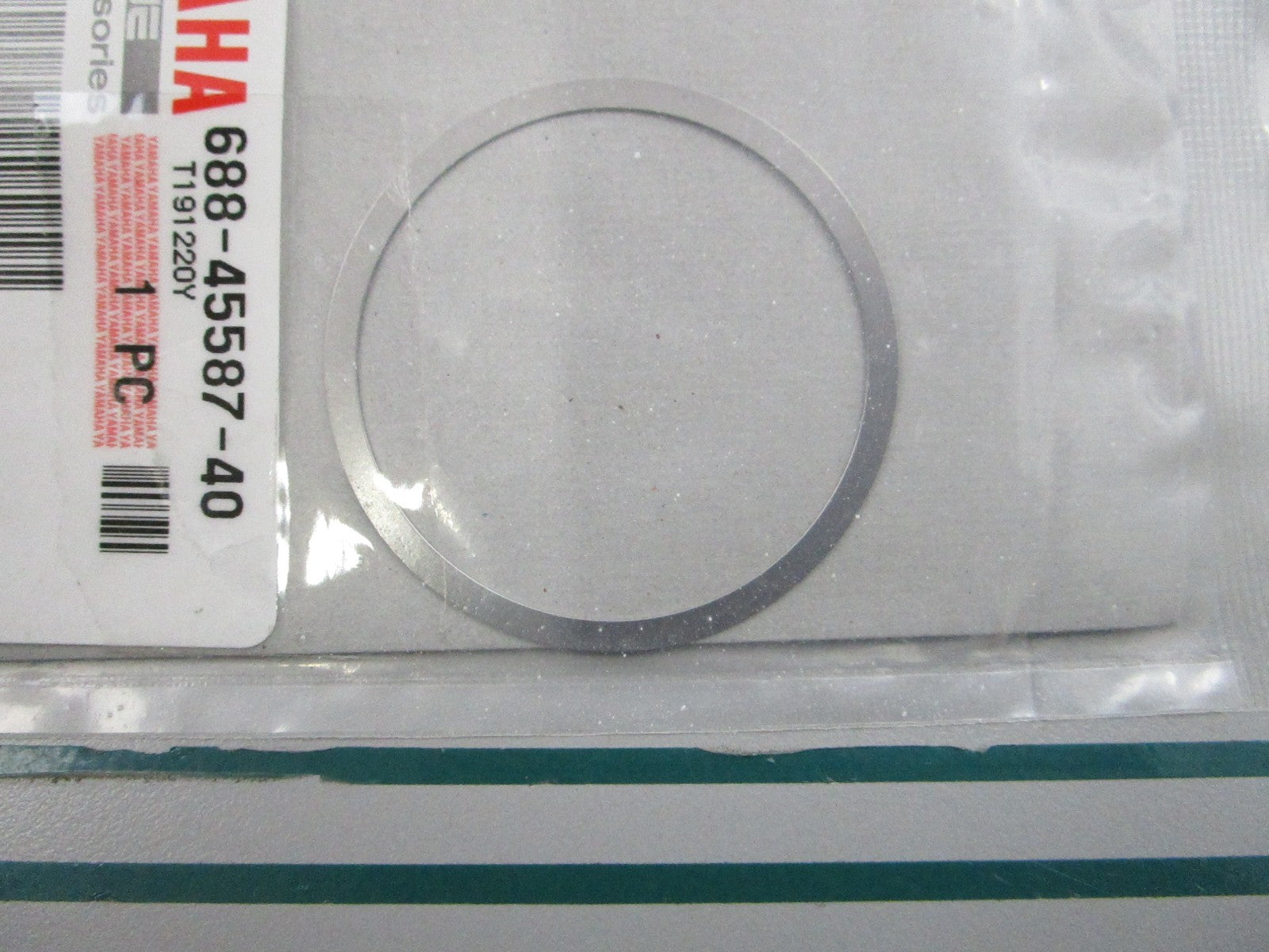 NEW OEM 688-45587-40-00 Yamaha (T:0.30mm) Shim 0810