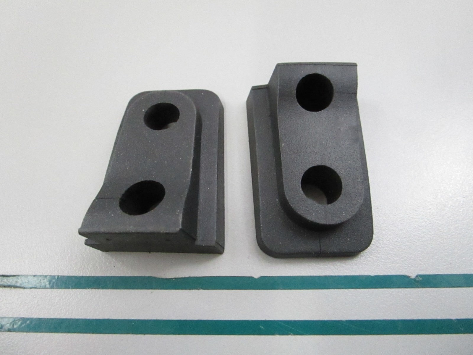 NEW OEM (LOT OF 2) 337408 0337408 OMC Johnson Evinrude Grommet 0810
